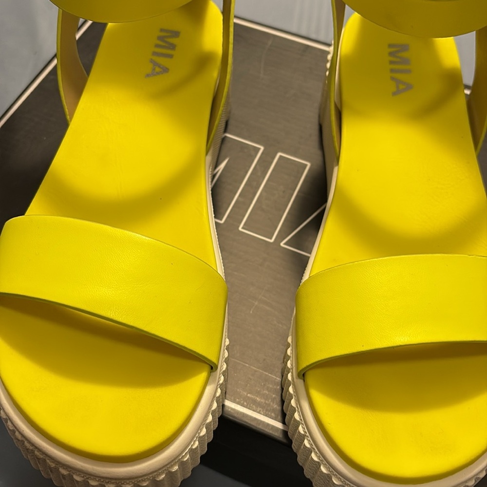 Mia Platform Sandals - Picture 7 of 9